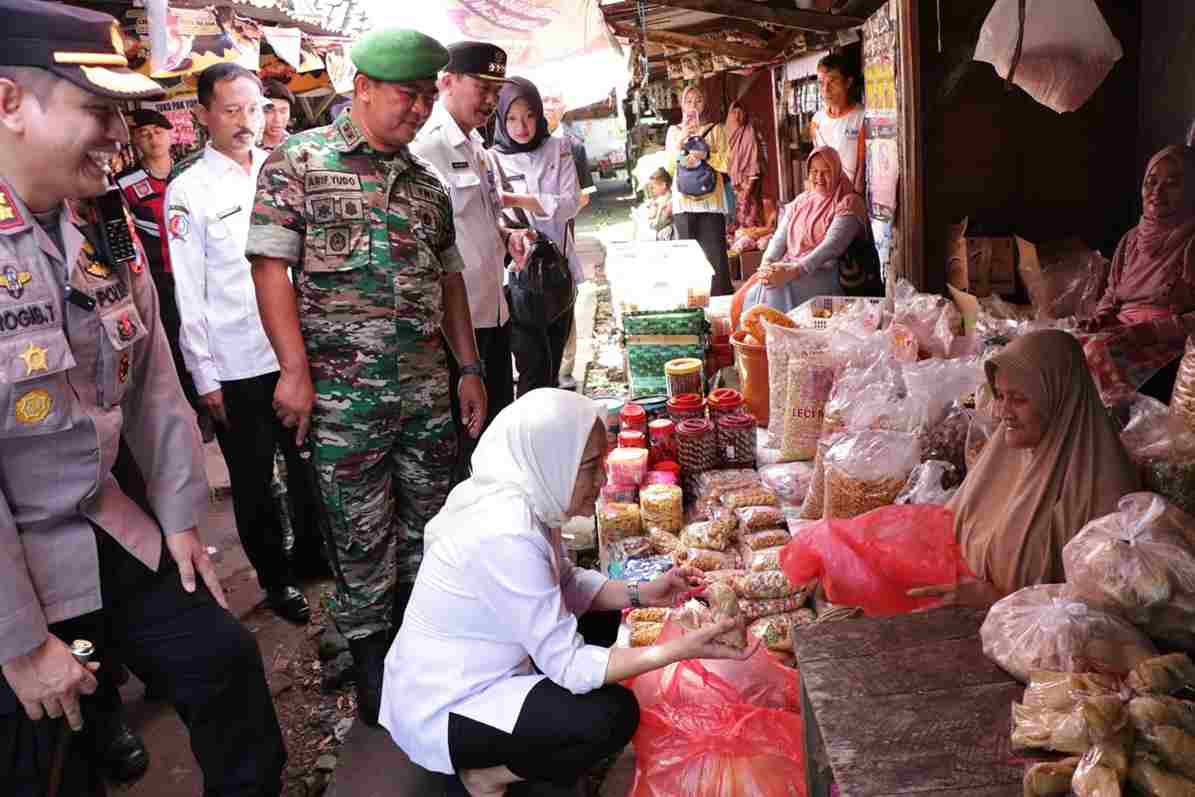bupati anna muawanah bersama forkopimda bojonegoro sidak pasar tradisional