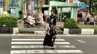 babinsa blimbing bantu penyeberangan jalan pelajar smp kartika. (ist) - Babinsa Blimbing Bantu Penyeberangan Jalan Pelajar SMP Kartika