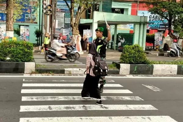 babinsa blimbing bantu penyeberangan jalan pelajar smp kartika. (ist) - Babinsa Blimbing Bantu Penyeberangan Jalan Pelajar SMP Kartika
