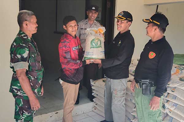 Babinsa Kedungkandang dampingi penyaluran bantuan Kemensos pada KPM. (ist) - Babinsa Kedungkandang Dampingi Penyaluran Bantuan Kemensos Bagi 489 KPM