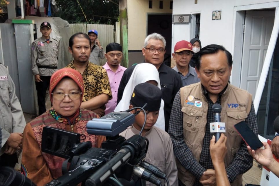 Babinsa Kedungkandang dampingi penyerahan bantuan tempat tinggal. (ist) - Babinsa Kedungkandang Dampingi Penyerahan Bantuan Tempat Tinggal