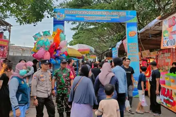 babinsa kedungkandang pantau pasar takjil sawojajar. (ist) - Jaga Kondusifitas, Babinsa Kedungkandang Pantau Pasar Takjil Sawojajar