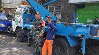 Babinsa Klojen dampingi perampingan pohon di Jalan Patimura. (ist) - Babinsa Klojen Dampingi Perampingan Pohon di Jalan Patimura