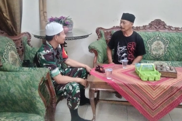 babinsa mulyorejo komsos dengan tokoh masyarakat. (ist) - Pererat Silahturahmi, Babinsa Mulyorejo Komsos dengan Tokoh Masyarakat