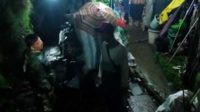 Babinsa Sukun bantu evakuasi tanah longsor di Gadang. (ist) - Babinsa Sukun Bantu Evakuasi Tanah Longsor di Gadang