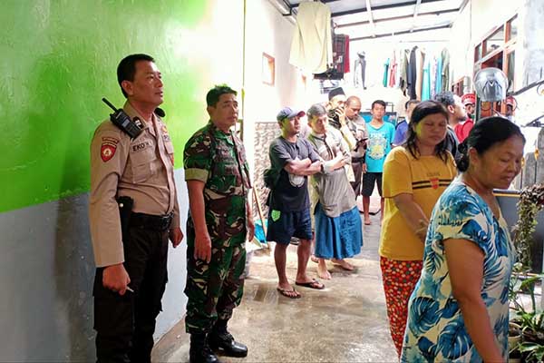 Babinsa Sukun bantu pemadaman kebakaran warga Gadang. (ist) - Tanggap Bencana, Babinsa Sukun Bantu Pemadaman Kebakaran Warga Gadang