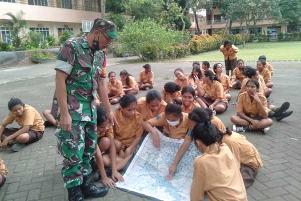 Babinsa Sukun berikan pelatihan krida navrad pramuka saka wira kartika. (ist) - Babinsa Sukun Berikan Pelatihan Krida Navrad Pramuka Saka Wira Kartika