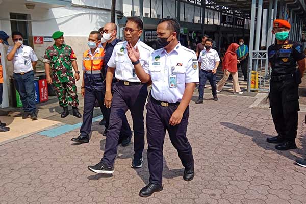 Babinsa laksanakan pengamanan arus balik di Stasiun Kota Baru. (ist) - Babinsa Laksanakan Pengamanan Arus Balik di Stasiun Kota Baru
