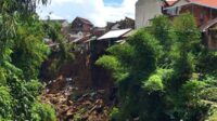 Belasan rumah terdampak longsor di wilayah Kelurahan Tanjungrejo, Sabtu (29/3/2024). (jup) - Belasan Rumah Terdampak Longsor, BPBD Ungsikan Puluhan Warga