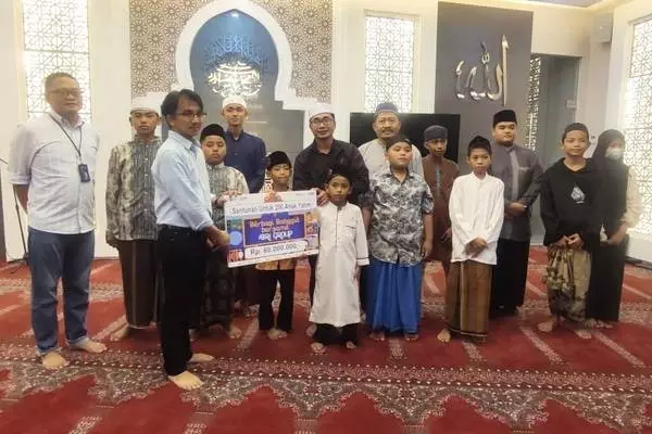 Santunan 200 anak yatim di 4 panti asuhan sebesar Rp60 juta. (rhd) - BRI Regional Malang Berbagi Bahagia Santuni Yatim Dhuafa Lansia Senilai Rp500 Juta
