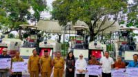 bupati bojonegoro menyalurkan 17 unit combine harvester ke poktan