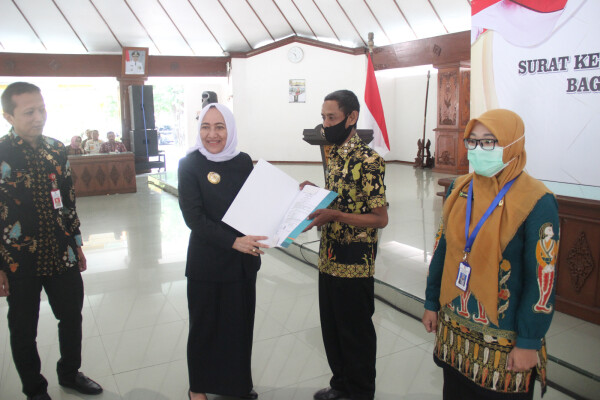 bupati bojonegoro secara simbolis menyerahkan sk kenaikan pangkat bagi 571 pns pemkab