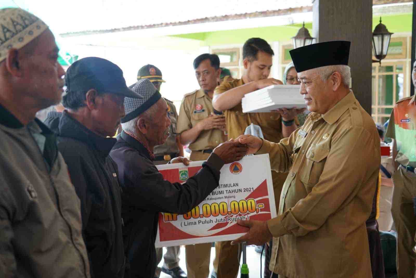 bupati malang hm sanusi membagikan paket bantuan