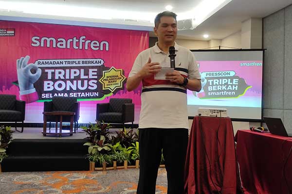 Chief of Region East Java Bali Nusra, Litoco Gunawan, memberikan penjelasan Triple Berkah kepada awak media. (rhd) - Smartfren Luncurkan Triple Berkah, Beragam Paket dengan Bonus Lebih Melimpah