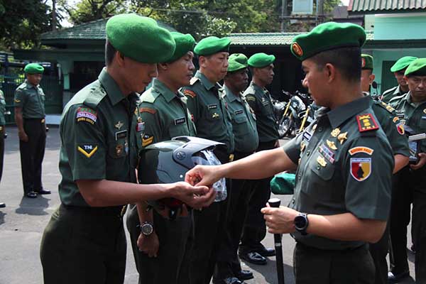 Dandim 0833 Kota Malang serahkan motor baru dari Menhan kepada Babinsa jajaran. (ist) - Dandim Kota Malang Serahkan Motor Baru dari Menhan kepada Babinsa Jajaran