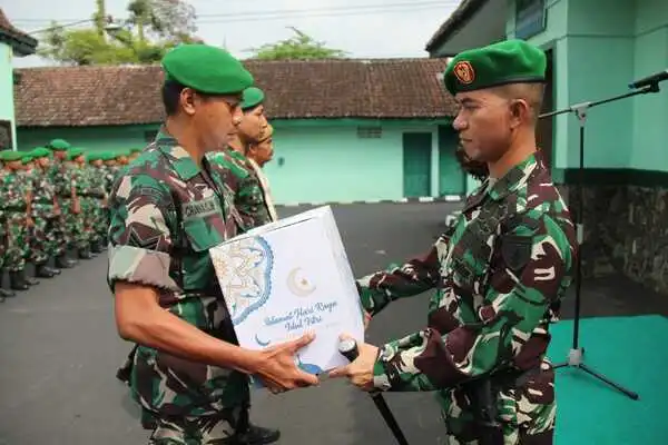 dandim 0833kota malang bagikan bingkisan lebaran kepada anggota. (ist) - Dandim 0833/Kota Malang Bagikan Bingkisan Lebaran kepada Anggota