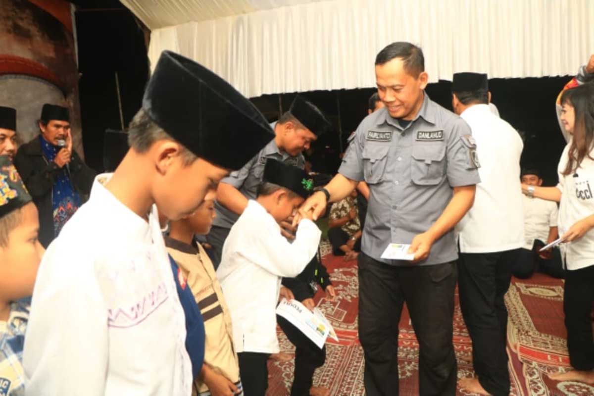Danlanud Abd Saleh memberikan santunan kepada yatim piatu di kawasan Pantai Modangan Kabupaten Malang. (ist) - Potret Kepedulian Lanud Abd Saleh pada Sesama, Rangkaian HUT ke-77 TNI AU