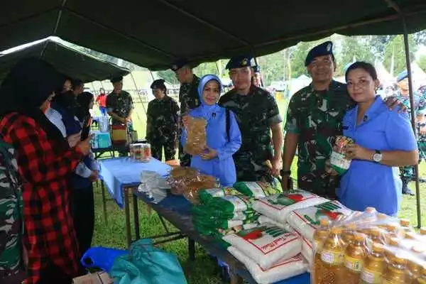danlanud abd saleh meninjau tenda bazaar dan pasar murah lanud abdulrachman saleh malang. (ist) - Lanud Abd Saleh dan Insub Gelar Bazar Ramadan dan Pasar Murah