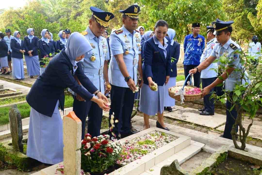 danlanud abdulrachman saleh malang melakukan tabur bunga di pusara pahlawan tni au di tmp suropati