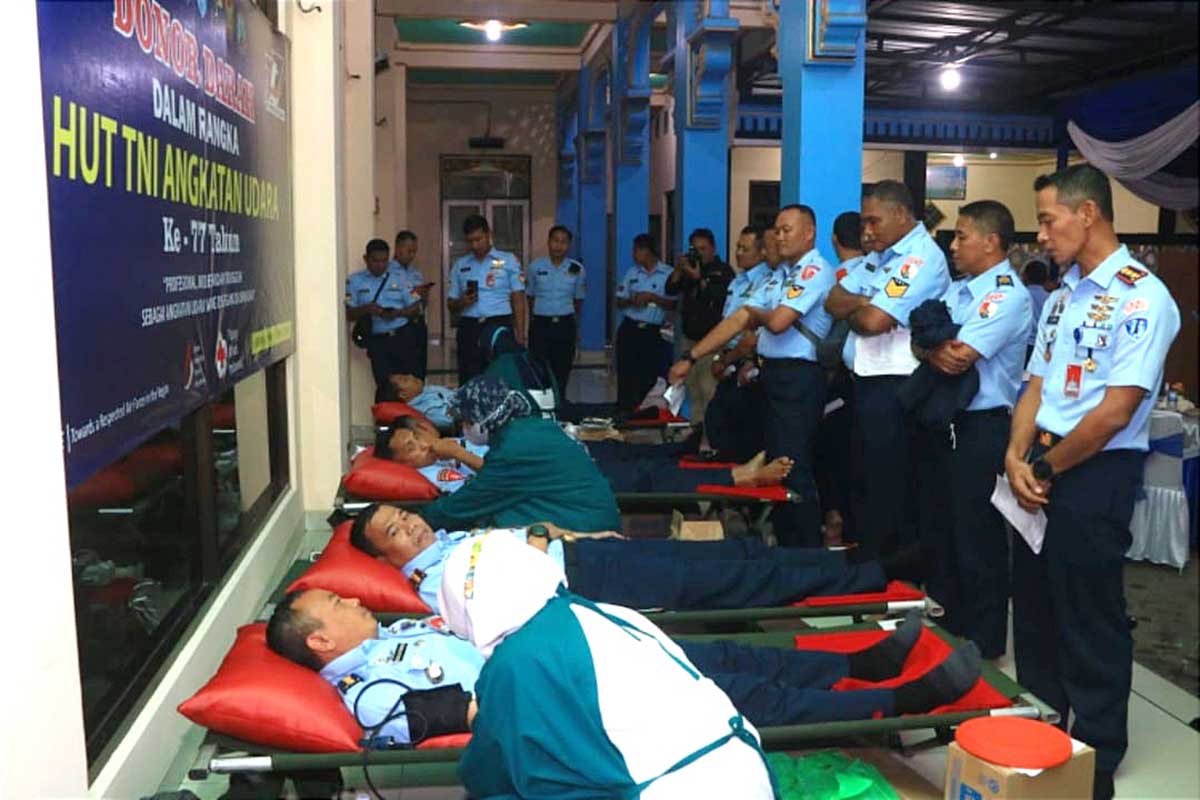 Danlanud dan pejabat di lingkungan Lanud Abdulrachman Saleh melakukan donor darah. (ist) - Potret Kepedulian Lanud Abd Saleh pada Sesama, Rangkaian HUT ke-77 TNI AU