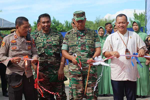 Danrem 084/Bhaskara Jaya, Brigjen TNI Terry Tresna Purnama saat meresmikan Kantor baru Koramil 0826/06 Pademawu Pamekasan. (azm) - Kunjungi Pamekasan, Danrem 084/Bhaskara Jaya Resmikan Kantor Koramil Pademawu