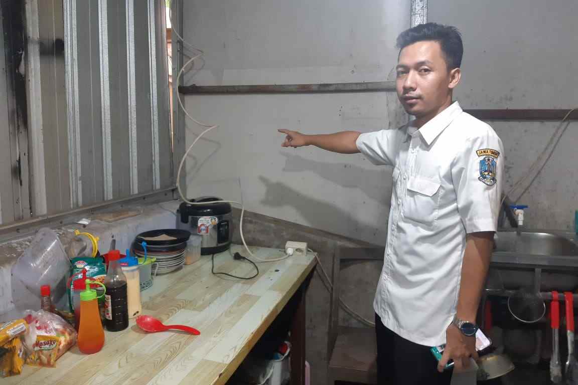 diki menunjuk dinding yang dijebol pencuri. jup