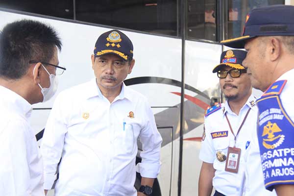 Direktur Jenderal Perhubungan Darat, Hendro Sugiatno saat melihat kondisi Terminal Arjosari. (jup) - Dirjen Hubdat Menilai Terminal Arjosari Sudah Tidak Layak