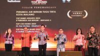 Dirut Perumda Tugu Tirta Kota Malang, M Nor Muhlas SPd MSi, menerima trofi TOP BUMD Awards 2023 di Jakarta. (ist) - Perumda Tugu Tirta Sabet Tiga Trofi TOP BUMD Awards