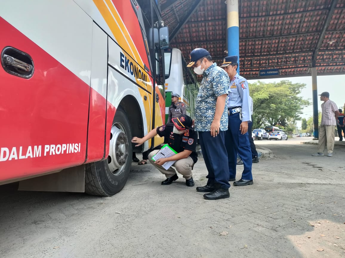 dishub bojonegoro bersama tim gabungan melakukan ramp check inspeksi keselamatan untuk kendaraan umum