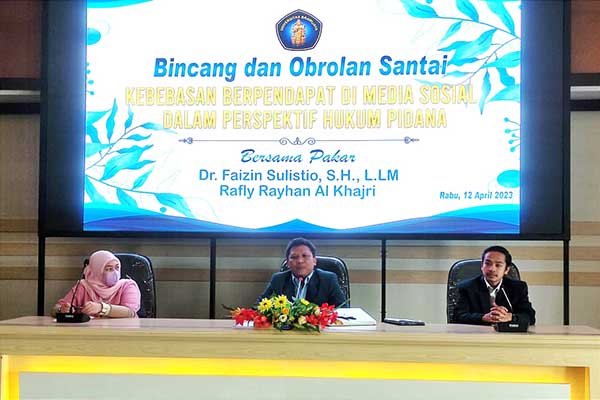 Dr Faizin Sulistio, SH LLM (tengah) menjabarkan kebebasan berpendapat dalam kacamata UU ITE dan Hukum. (rhd) - Awas, Kebebasan Berpendapat di Medsos Dibayangi UU ITE dan Hukum Perdata/Pidana