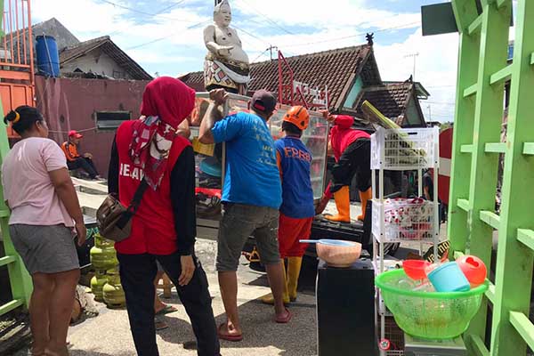 Evakuasi barang-barang milik warga yang rumahnya terdampak longsor. (jup) - Belasan Rumah Terdampak Longsor, BPBD Ungsikan Puluhan Warga