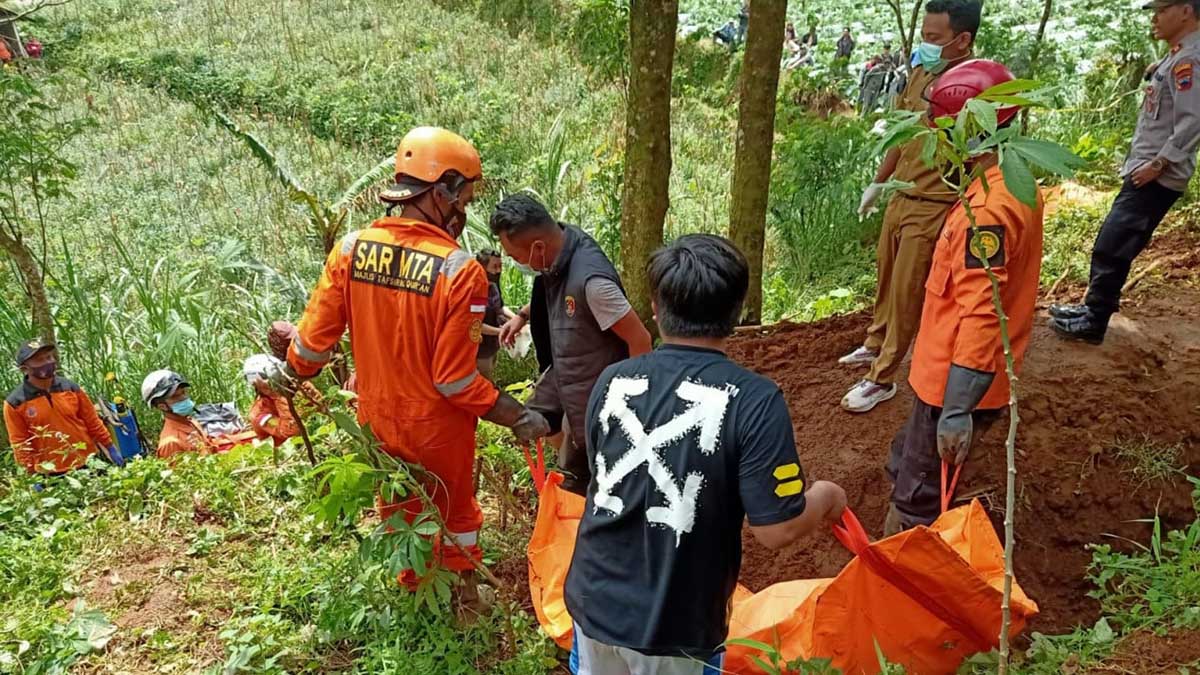 Mbah Slamet Dukun Pengganda Uang Banjarnegara Ternyata Sudah Bunuh 10 Korban 1 Evakuasi korban pembunuhan dukun pengganda uang. (ist) - Mbah Slamet Dukun Pengganda Uang Banjarnegara Ternyata Sudah Bunuh 10 Korban