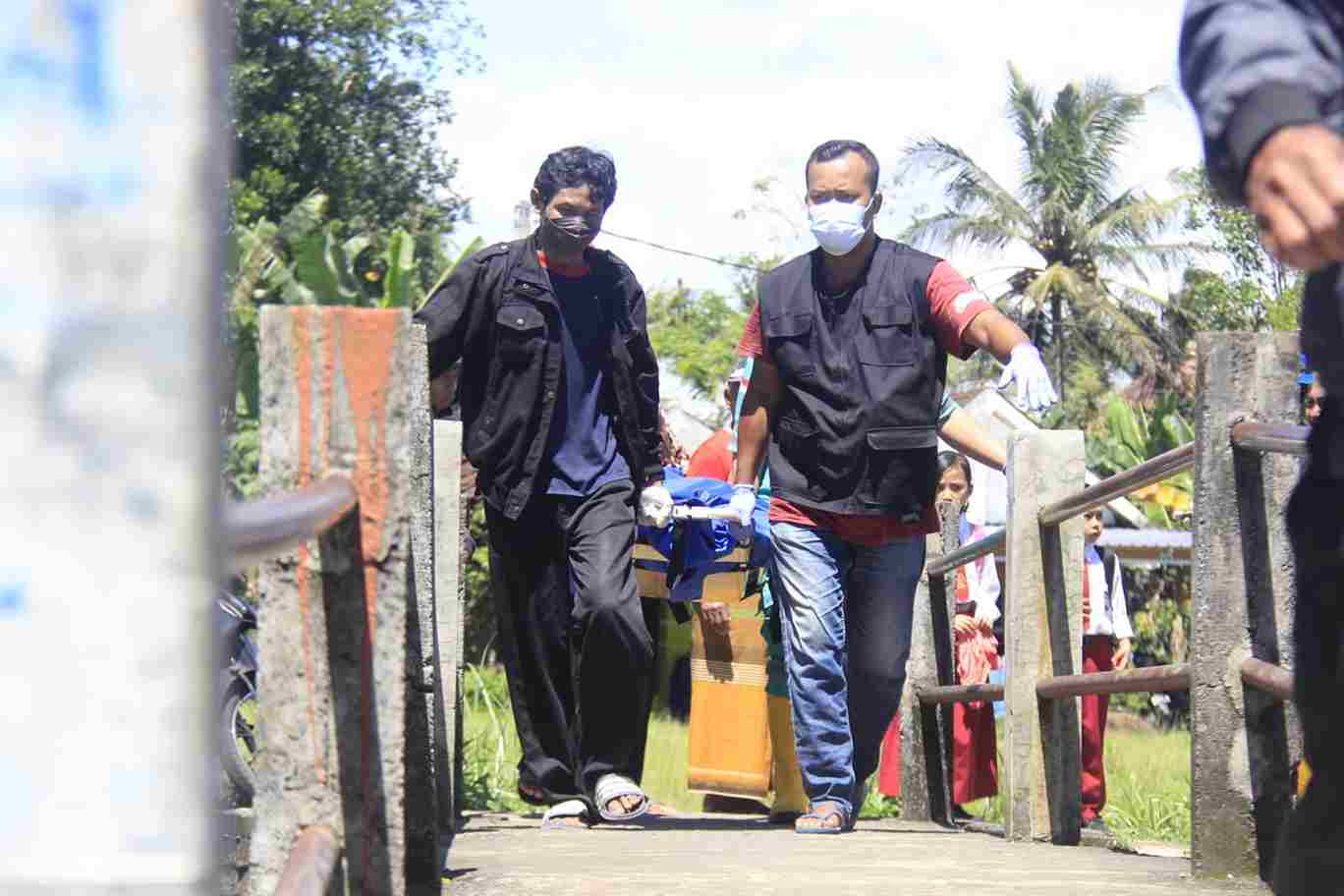 evakuasi mayat wanita yang ditemukan mengapung di sungai swereg kedungkandang