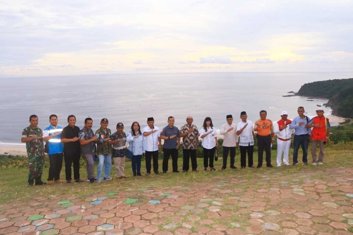 Foto bersama di area take off Paralayang Pantai Modangan, Kabupaten Malang. (ist) - Potret Kepedulian Lanud Abd Saleh pada Sesama, Rangkaian HUT ke-77 TNI AU