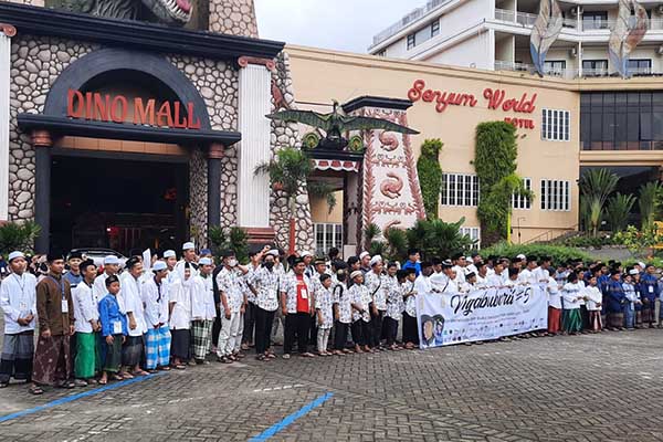 Foto bersama sebelum masuk obyek wisata The Legend Star, Jatim Park 2. (dik) - 200 Anak Yatim dan Dhuafa Diajak Wisata Gratis Pelaku Pariwisata Batu