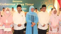 gubernur jawa timur, khofifah indar parawansa foto bersama wali kota malang, sutiaji serta para penerima santunan. (jup) - Berbagi Ceria, Gubernur Jatim dan Wali Kota Malang Santuni 750 Anak Yatim Piatu
