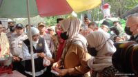 Gubernur Jawa Timur, Khofifah Indar Parawansa saat pantau pangan ke pasar Kolpajung. (udi) - Sidak Harga Beras ke Pasar Kolpajung Pamekasan, Gubernur Jatim Pastikan Harga Stabil