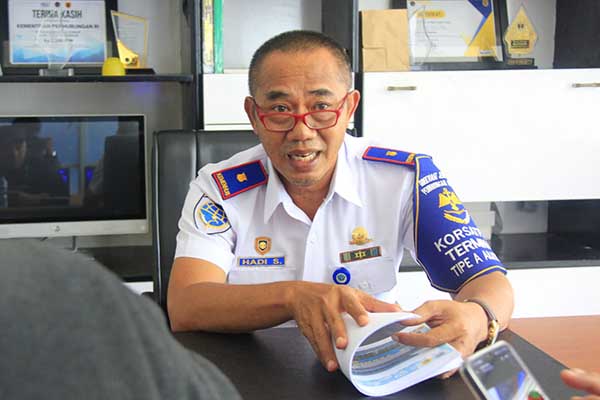 Hadi Supeno, Kepala Terminal Arjosari saat diwawancara. (jup) - H+3, Terminal Arjosari Terpantau Lonjakan Tinggi Penumpang