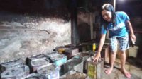 hariyati disamping blek berisi cincau hitam yang belum terjual