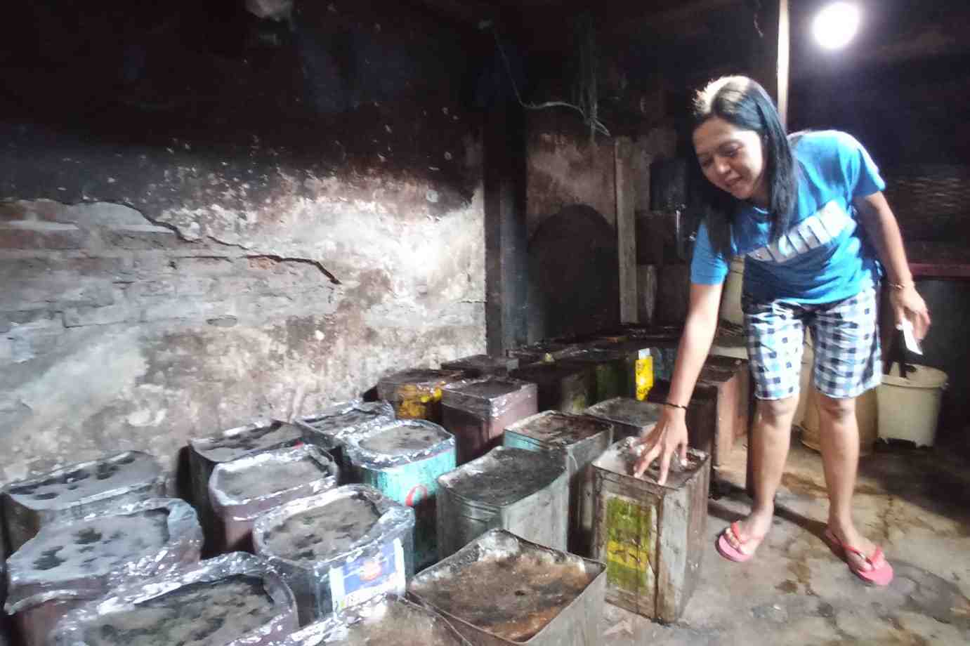 hariyati disamping blek berisi cincau hitam yang belum terjual