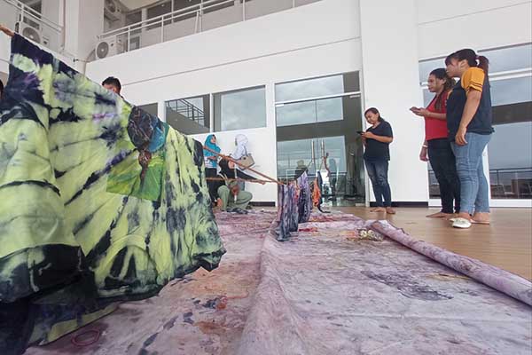Hasil pakaian yang menggunakan teknik ikat celup atau tie dye. (jup) - Sulap Baju Bekas Jadi Baju Menarik dengan Teknik Ikat Celup