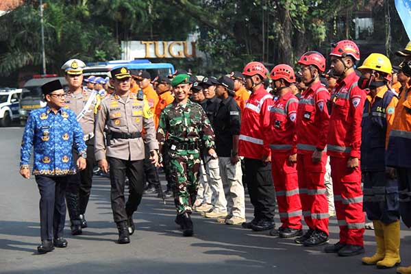 Inspeksi pasukan gabungan siap laksanakan Operasi Ketupat Semeru 2023. (ist) - Pasukan Gabungan Siap Laksanakan Operasi Ketupat Semeru 2023