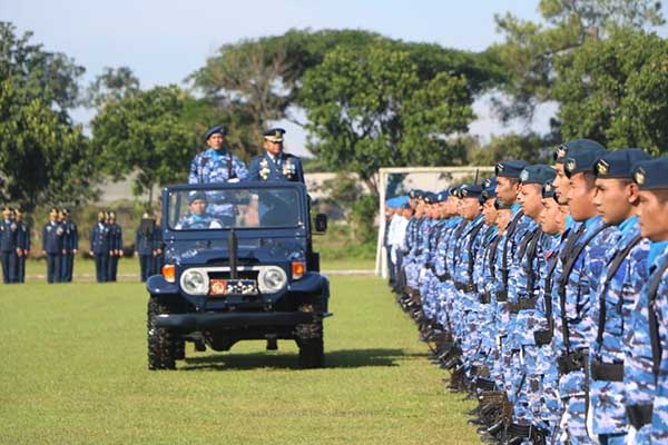 Inspektur upacara melakukan pemeriksaan pasukan dalam rangka Upacara HUT ke-77 TNI AU di Malang. (ist) - Upacara Peringatan HUT Ke-77 TNI AU di Lanud Abdulrachman Saleh Berjalan Khidmat