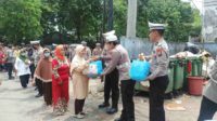 jajaran ditlantas polda jatim berbagi sembako kepada para pemulung