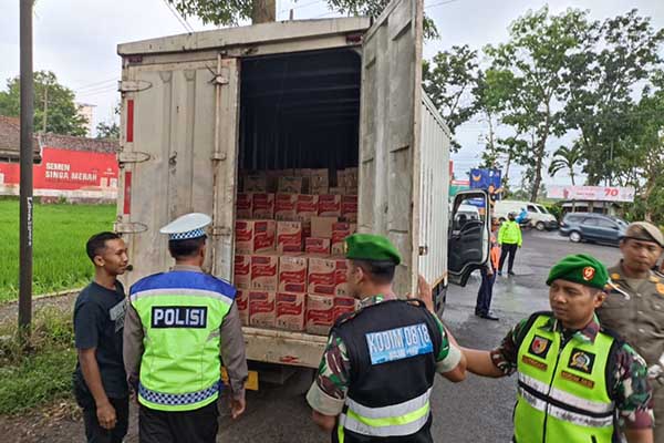 Jajaran Polres Malang melakukan razia dengan mengecek isi kendaraan pengangkut barang. (ist) - Polres Malang Gelar Razia, Cegah Peredaran Petasan Selama Ramadan