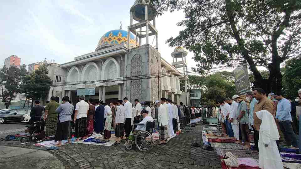 jamaah yang melaksanakan sholat idul fitri di surabaya