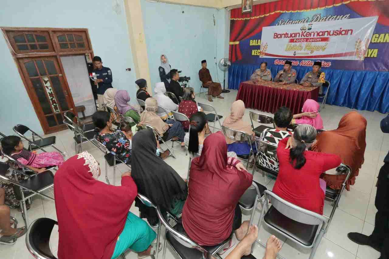 kabid humas kombes pol dirmanto membagikan sembako