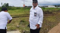 Kadis PUPR Batu, Alfi Nurhidayat saat meninjau pengerjaan di lapangan. (dik) - DPUPR Batu: Buang Sampah Sembarangan Penyebab Bencana