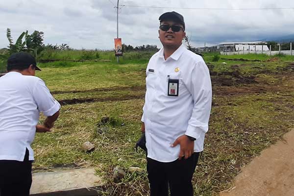 Kadis PUPR Batu, Alfi Nurhidayat saat meninjau pengerjaan di lapangan. (dik) - DPUPR Batu: Buang Sampah Sembarangan Penyebab Bencana