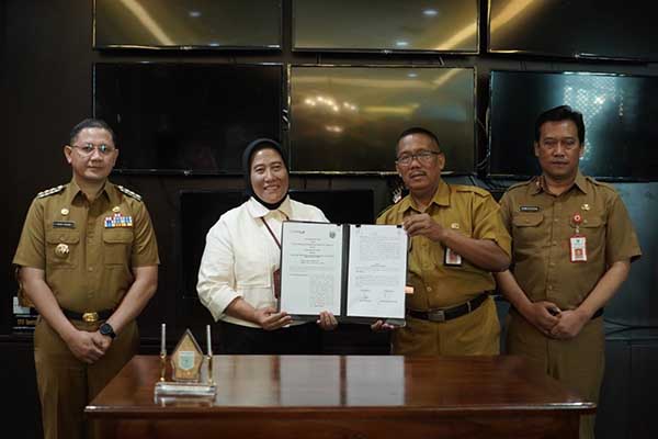 Kadiskumperindag dan Kepala Bank Jatim Batu menunjukkan naskah kerjasama antara Bank Jatim dan Pemkot Batu. (ist) - Pemkot Batu Mulai Siapkan Sarana dan Prasarana Penunjang Pasar Induk Batu